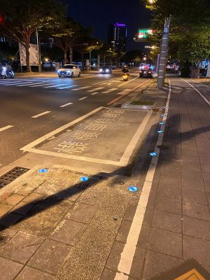 圖為安平區慶平路與安億路口機車待轉區夜間警示圖 ▲圖為安平區慶平路與安億路口機車待轉區夜間警示圖(圖/台南市政府提供)