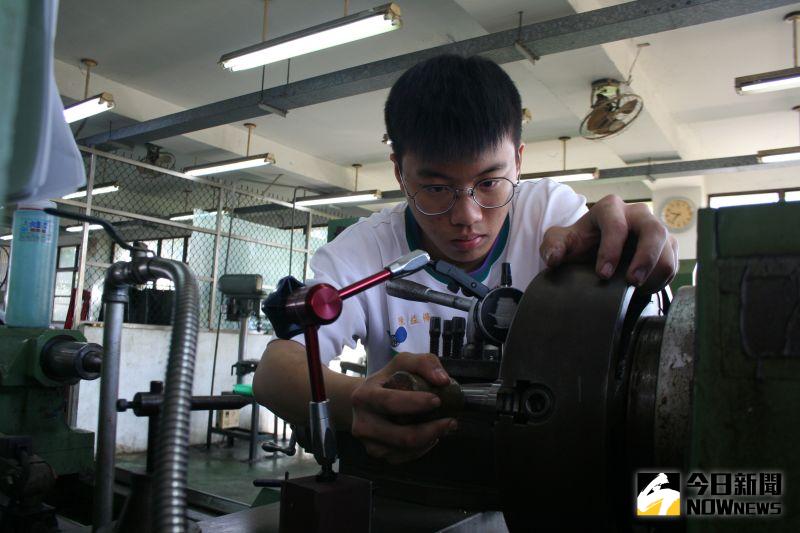 ▲國立員林農工今年首度有學生陳益樺奪得全國技藝競賽工業機械類車床金手獎第2名。(圖/記者陳雅芳攝,2020.12.