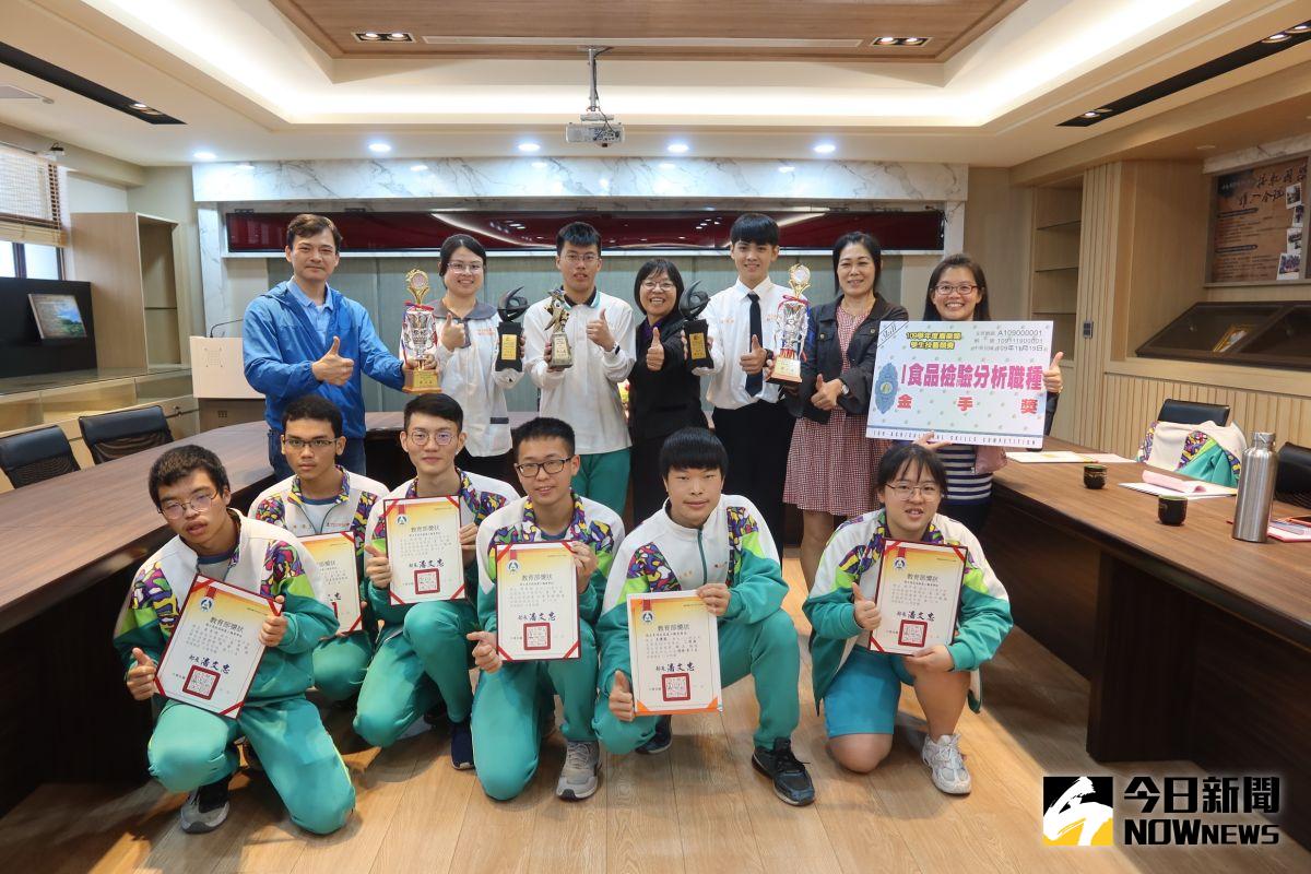 ▲員林農工學生參加全國技藝競賽，工業機械類車床金手獎第2名，農業類食品檢驗分析職種個人金手獎第5、6名團體第3名。（圖／記者陳雅芳攝，2020.12. 09）