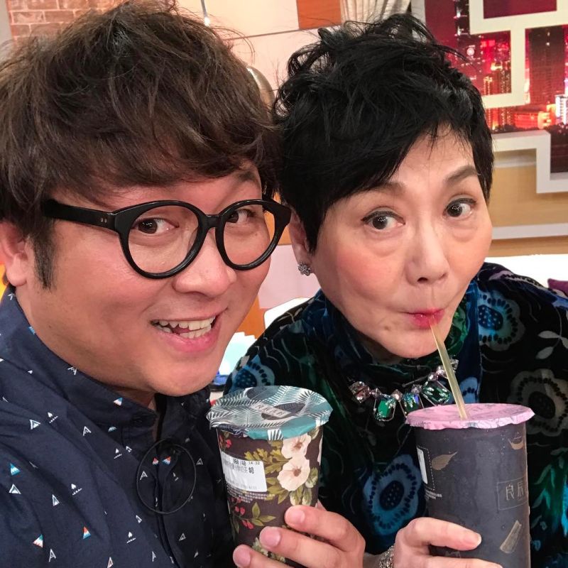 ▲納豆(左)手搖飲事業經營的有聲有色。(圖/納豆IG)