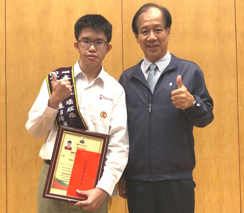 ▲中山工商校長林昭億(右)鼓勵該校獲獎學生莊珽翔永不放棄,熱愛生命。(圖/記者黃守作攝,2020.12.09)