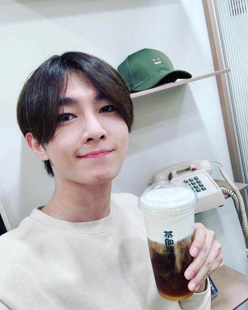 ▲炎亞綸親自把關飲料品質。(圖/炎亞綸IG)