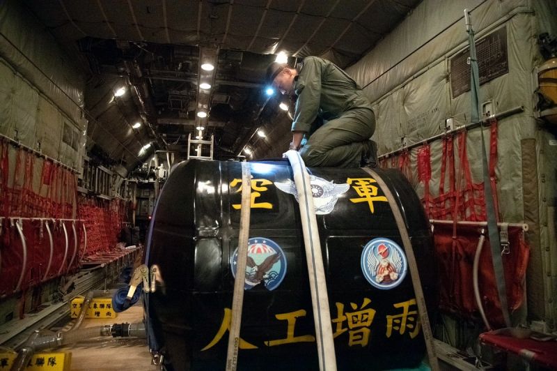 ▲空軍第六混合聯隊昨日夜間完成增雨桶注水及液態氧裝填等相關整備。（圖／空軍第六混合聯提供,