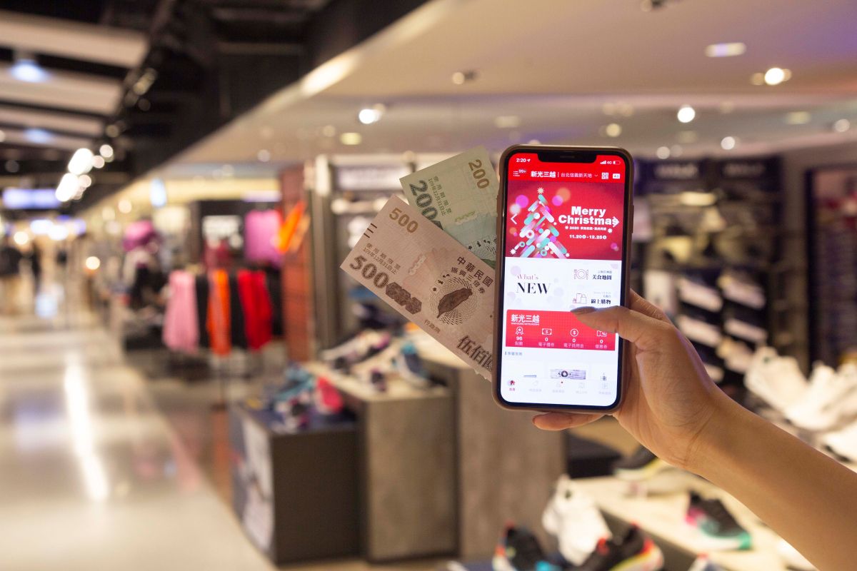 ▲振興三倍券、動滋券使用期限倒數計時，新光三越祭出「晚鳥」優惠，像是特定品牌，單筆滿千元可折抵百元，同時再搭配冬換季服飾5折起。（圖／新光三越提供）