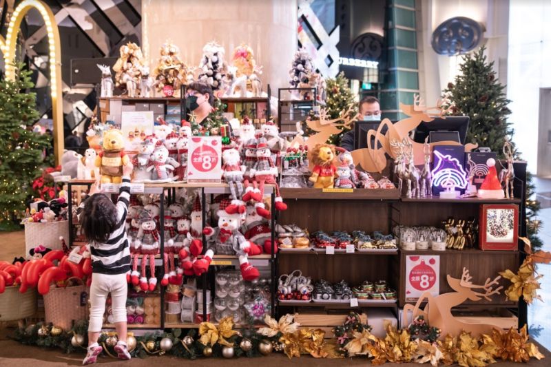 ▲台北101購物中心四樓都會廣場，每年耶誕節除打造了夢幻旋轉木馬樂園外，旁邊還設立兩間獨家Pop-Up快閃禮品店。（圖／台北101提供）