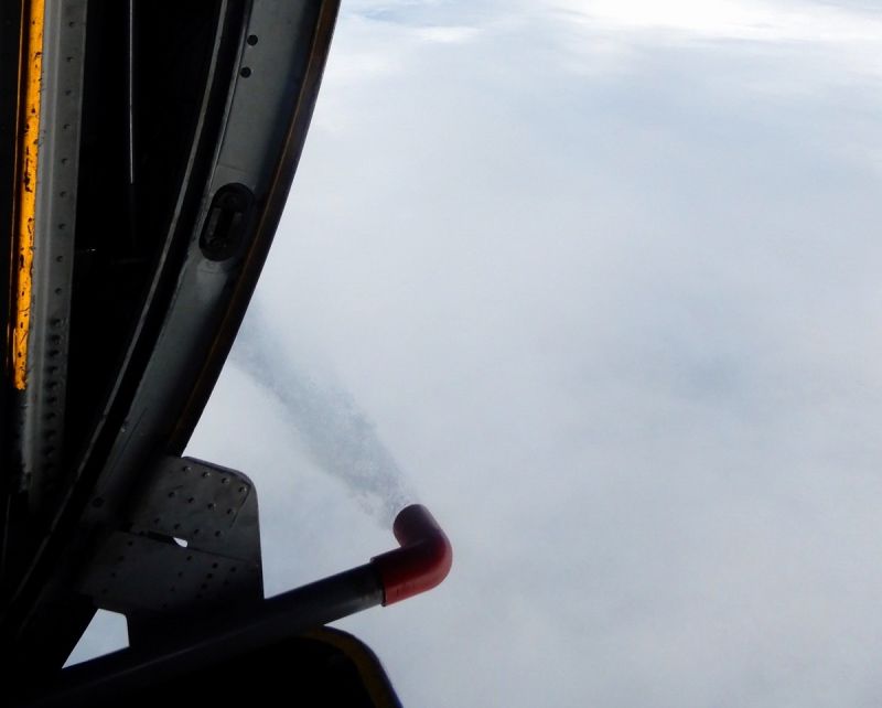 ▲空軍第六混合聯隊在C-130H機內執行機艙，以潑灑清水方式執行「人工增雨」作業。（圖／空軍第六混合聯提供,
