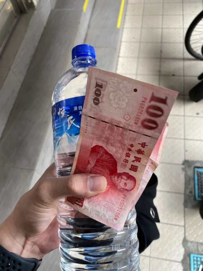 ▲原PO轉過身才發現,原來剛剛店員喊的「水喔」,其實是在提醒他剛買的水忘記帶走。(圖/翻攝自《Dcard》