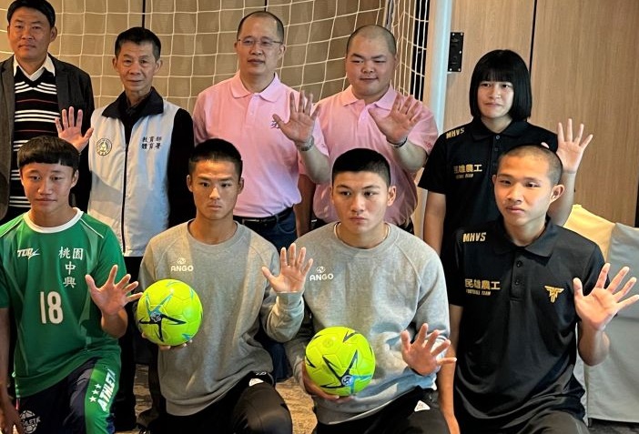 ▲109學年度中等學校五人制足球聯賽記者會，民雄農工總教練朱家葦大讚今年高三隊長林榜科(前排右一)品學兼優是難得的球員。（圖／鍾東穎攝 ,2020.12.09）