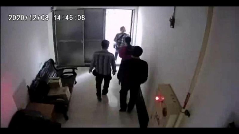▲警方從生母藏匿其高雄的租屋處查獲時,林女吃驚不已,謝女則神情木然。(圖/記者陳雅芳翻攝,2020.12.