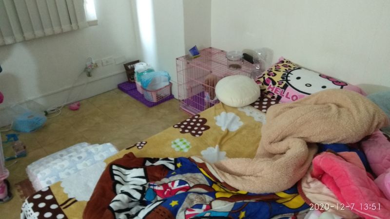 ▲謝女與母親住在1房1廳約十幾坪的套房。(圖/記者陳雅芳翻攝,2020.12.