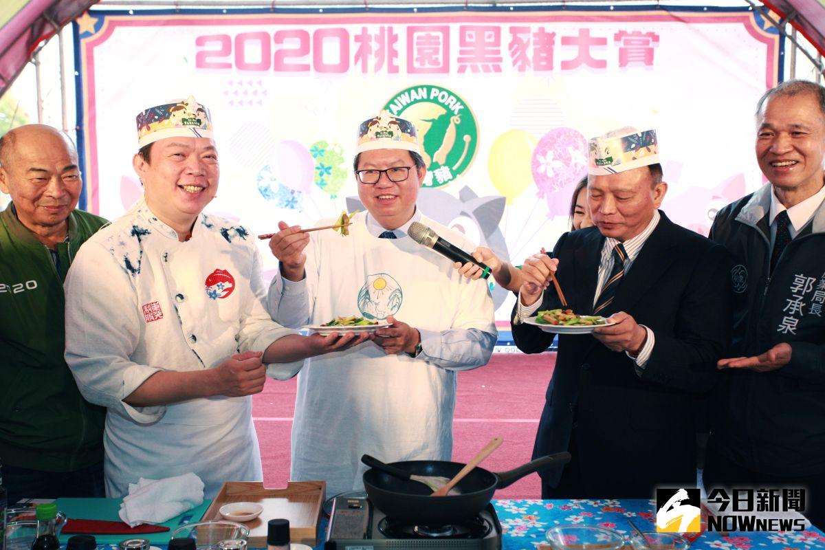 ▲鄭文燦親手炒客家小炒推廣台灣黑豬肉。（圖／記者李春台攝, 2020.12.09）
