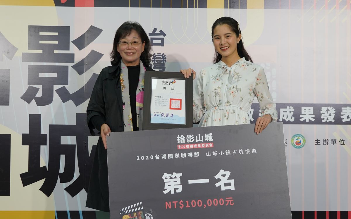 ▲雲林縣副縣長謝淑亞（左）頒發10萬元獎金與獎狀予第一名得獎者邱怡澍。（圖／記者蘇榮泉攝，2020.12.09）