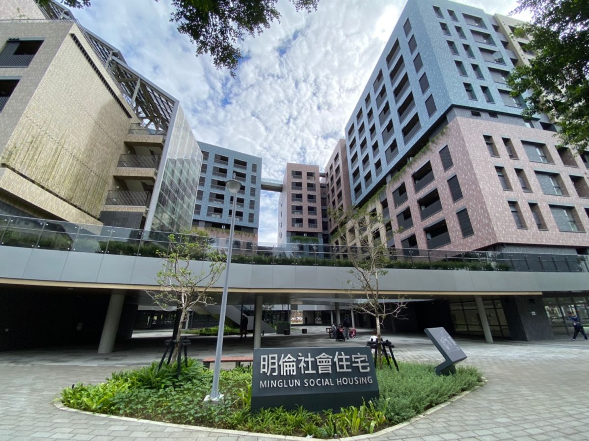 ▲明倫社宅因為三房型租金過高，引發社會各界議論。台北市都發局長黃景茂15日表示，社宅簽約後下1個3年租約的租金調降沒問題，但目前價格是不是能直接降價，還要再跟台北市長柯文哲報告。（圖／NOWnews影像中心攝）