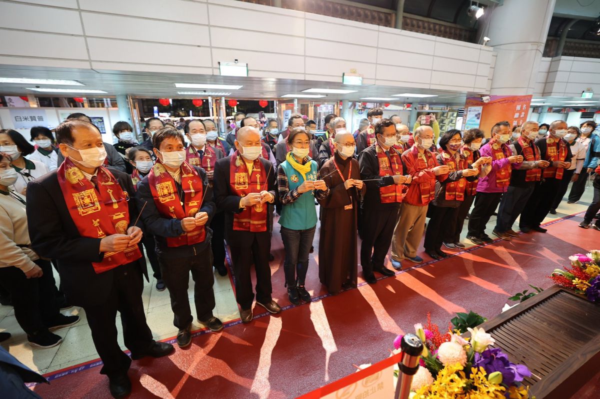 ▲靈鷲山當家釋常存法師，帶領貴賓們到祈福區富貴金佛前，集體捻香祈福。（圖／靈鷲山佛教教團提供）