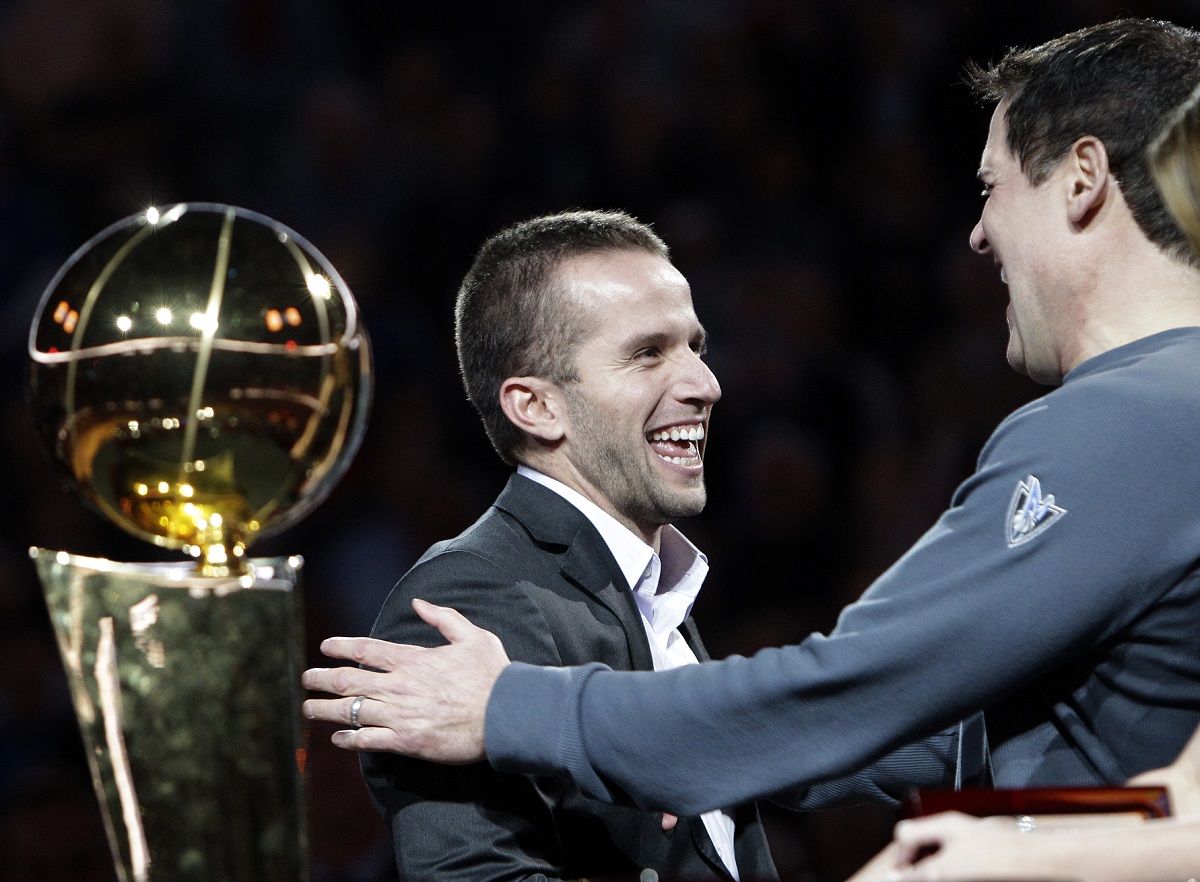 ▲獨行俠老闆Mark Cuban（右）和老將J.J. Barea有深厚革命情感。（圖／美聯社／達志影像）