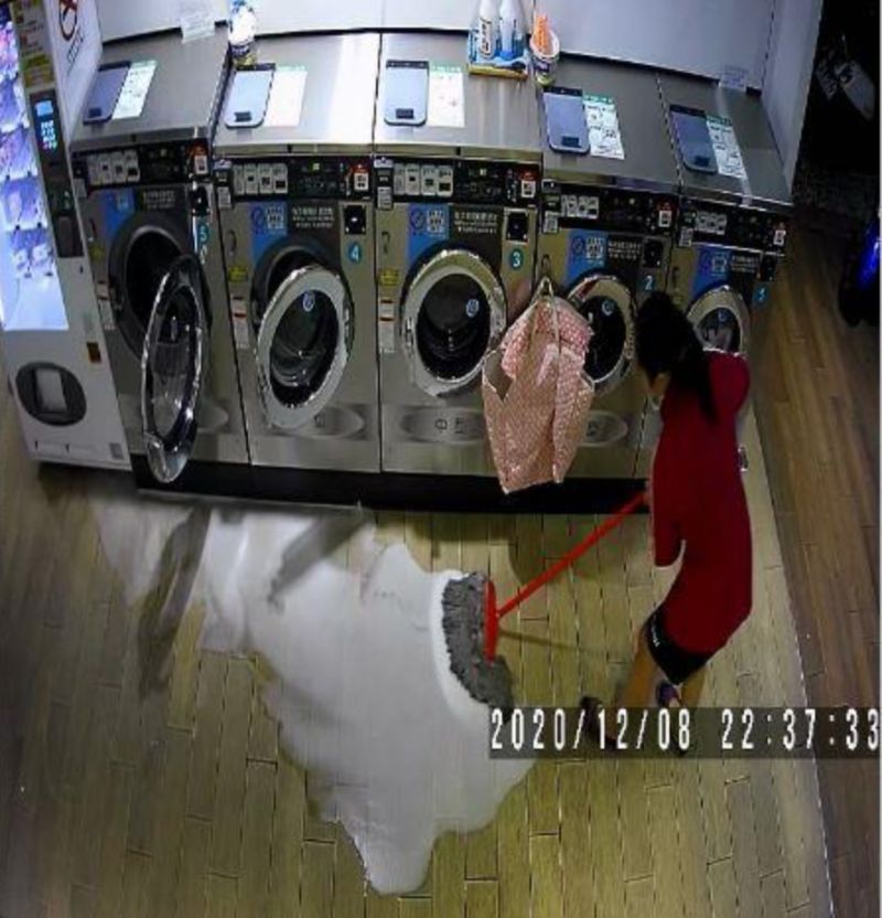 ▲一名女學生使用洗衣店的洗衣機不慎，使泡沫流得到處都是，不過她後來也將現場清理乾淨。（圖／翻攝自《爆料公社》）