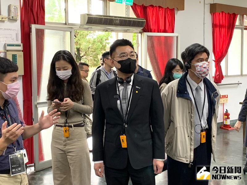 ▲江啟臣參觀當年美麗島世紀大審的第一法庭。(圖/記者康子仁攝)