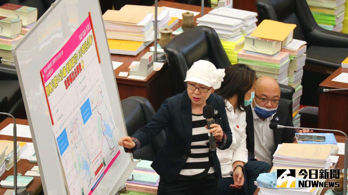 ▲國民黨高雄市議員許慧玉抱病壓軸進行市政總質詢。（圖／記者鄭婷襄攝影）