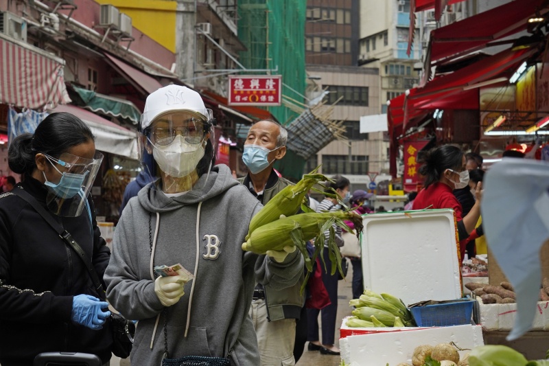 ▲香港第 4 波新冠肺炎疫情持續爆發，已延燒至社區大樓、屋苑。資料照。（圖／美聯社／達志影像）