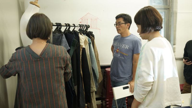 ▲魏德聖導演（右二）與造型團隊討論戲服的設計。（圖／米倉影業）