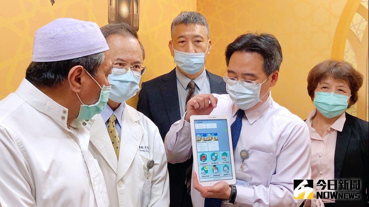 ▲「高醫即時就醫通」智慧聊天機器人及醫院實境導覽APP，提供30多國語言雙向即時語音翻譯服務。（圖／記者陳美嘉攝，2020.12.10）