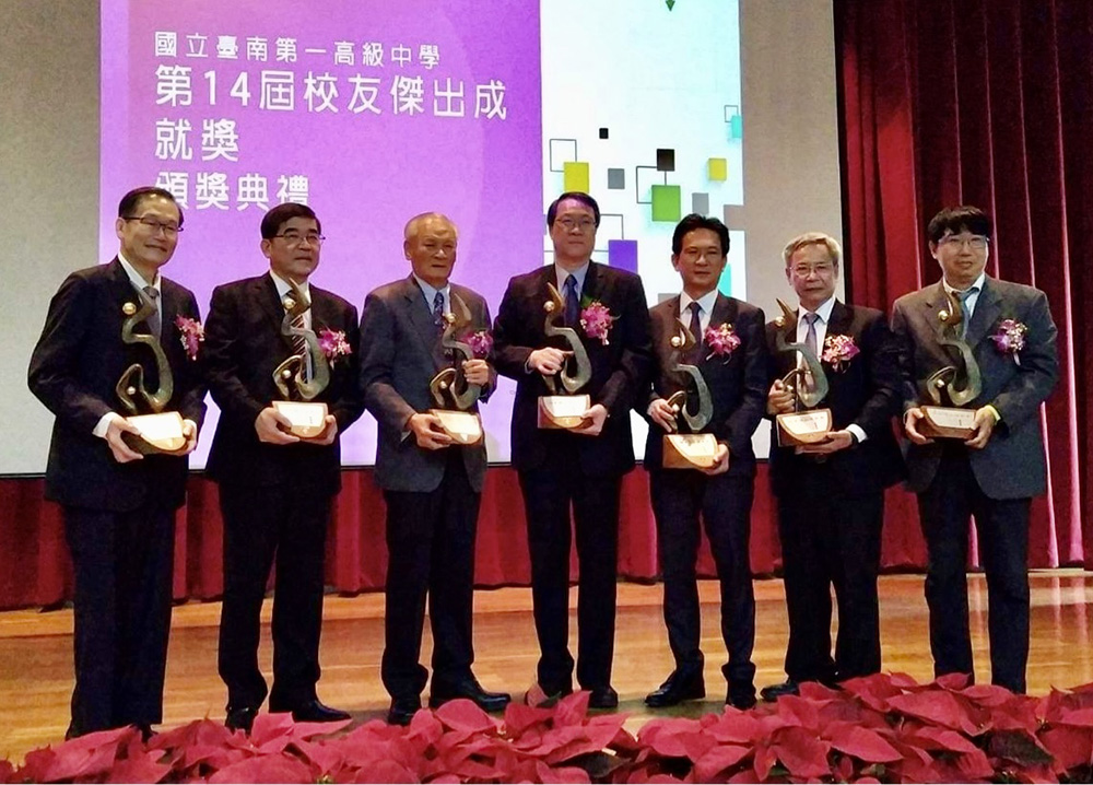 ▲南一中第14屆傑出校友獎左起，杜元坤、楊俊毓、翁安昌、沈延盛，林俊憲及曾永義與王政卿代領人。（圖／記者林怡孜攝，2020,12,10)