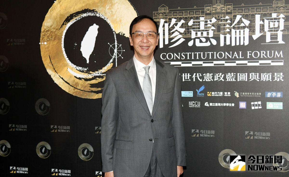 ▲國民黨前黨主席朱立倫出席《NOWnews今日新聞》修憲論壇，他會前受訪時說，修憲絕對不是只有18歲公民權，還需要一個能符合世代正義的憲法。（圖／NOWnews攝影中心）