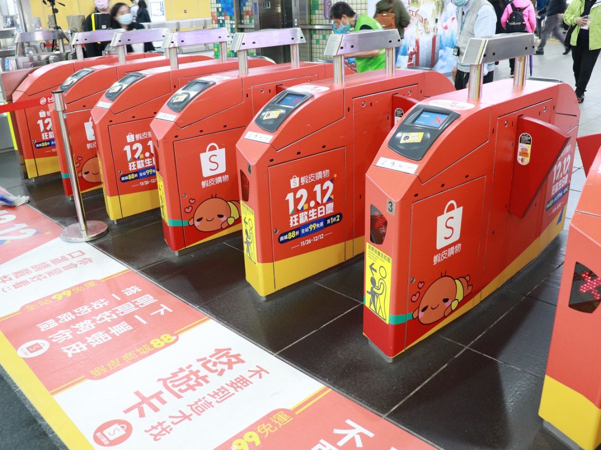 ▲「12.12狂歡生日慶』將免運的概念「深度」拓展至台北捷運，創意地貼吸引進站用戶。（圖／品牌提供）