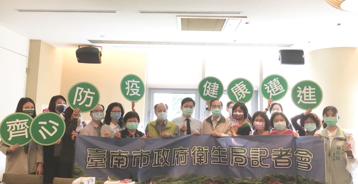 ▲南市衛生局局長許以霖(中繫領帶者)與同仁一同宣示齊心為市民健康把關。（圖／記者林怡孜攝，2020,12,10）