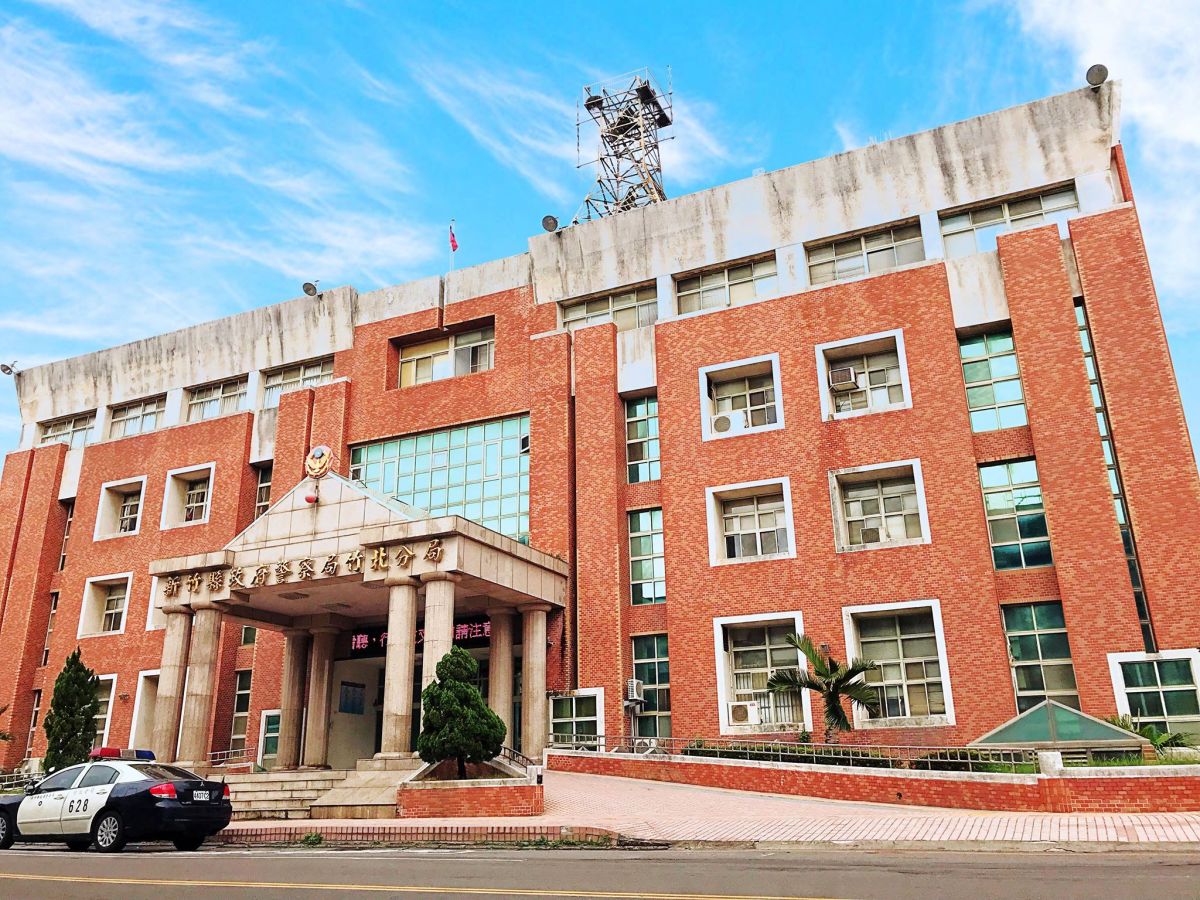 ▲竹北1名籍姓通緝犯脫逃成功，警方已將籍姓通緝犯與3名協助脫逃共犯逮捕到案，但還有1人在逃。（翻攝自臉書《竹北警好讚》）