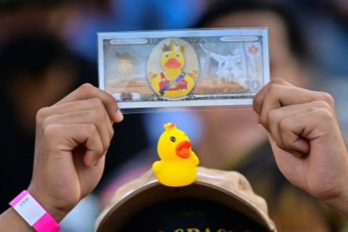 ▲大量泰國示威者聚集在泰國匯商銀行總部進行抗議，原因是24日時有12名示威者因為違法泰國《冒犯君主罪》而被捕，引起示威者高度不滿。「小鴨鈔票」為發給抗議者的物資兌換券，意外成獨特的紀念品。（圖／美聯社／達志影像）