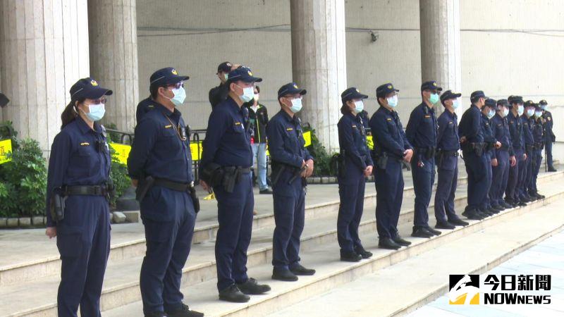 ▲警方大陣仗守著縣府,不讓抗議群眾衝入。(圖/記者陳雅芳攝,2020.12.