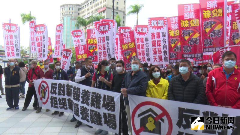 ▲芳苑鄉新生村、漢寶村、新寶村等200多名居民組成自救會拉起白布條抗議,堅決反對新設養雞、養豬場。(圖/記者陳雅芳攝,2020.12.