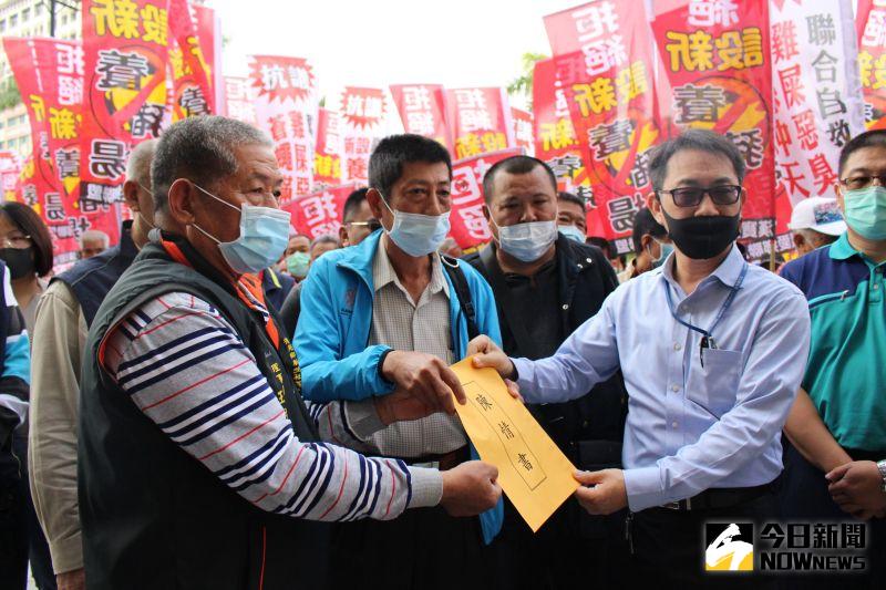 ▲農業處副處長郭至善出面接下陳情書。(圖/記者陳雅芳攝,2020.12.