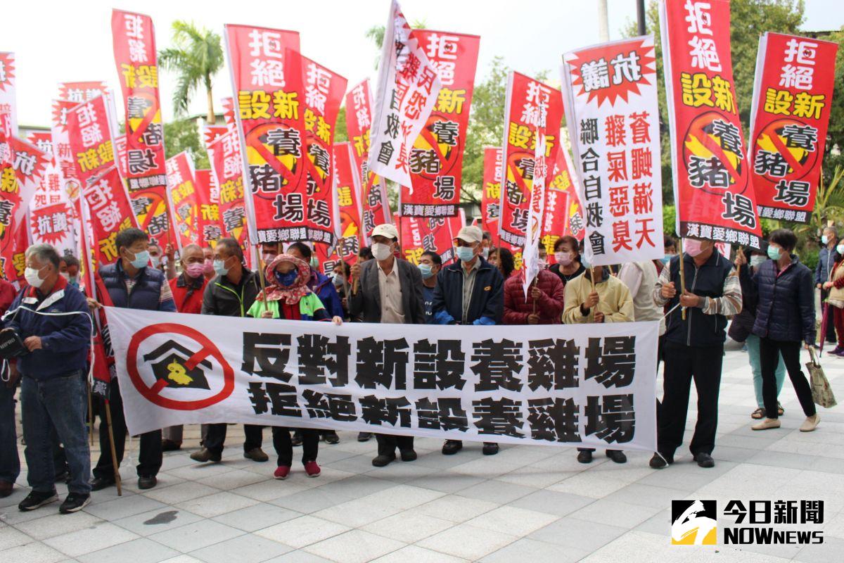 ▲芳苑鄉新生村、漢寶村、新寶村等居民組成自救會到彰化縣政府抗議，抗議民眾拉起白布條抗議，要求不要再開放新設養雞、養豬場。（圖／記者陳雅芳攝，2020.12. 10）