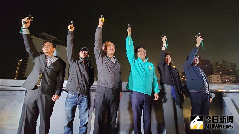 ▲高雄市長陳其邁等人鳴槍啟動「百年視窗」,也象徵高雄跨百光年系列活動正式起跑。(圖/記者鄭婷襄)