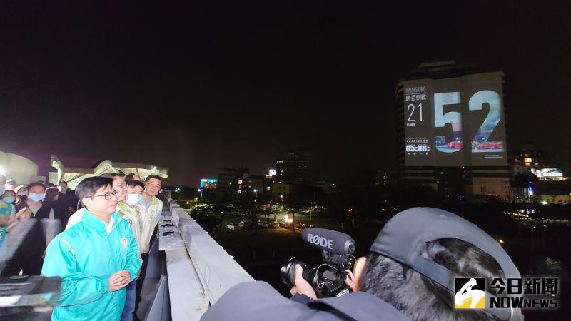▲「百年視窗」倒數影片將於每晚六點半到午夜十二點播映,在分秒時刻中鑲入高雄歷史。(圖/記者鄭婷襄)