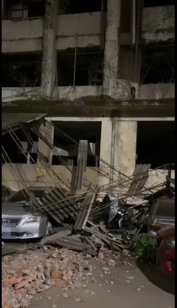 ▲10日晚間台灣東部海域發生地震，新竹路面鷹架倒塌壓車、磚塊砸落地面。（圖/民眾提供）