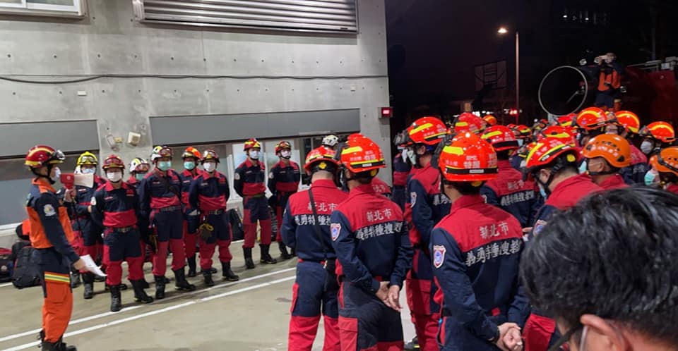▲台灣昨晚（10日）9點19分發生芮氏規模6.7地震，有新北網友下班後發現消防弟兄早已整裝待命。（圖／翻攝自臉書「新北市政府消防局 - 秀峰義消特搜分隊」）