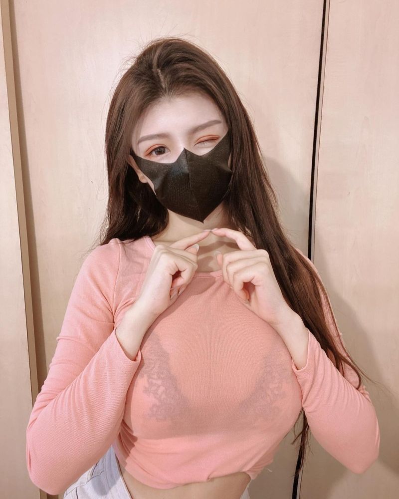 ▲櫻櫻分享多張福利照,但被發現修圖修到牆壁歪斜。(圖/櫻櫻IG)
