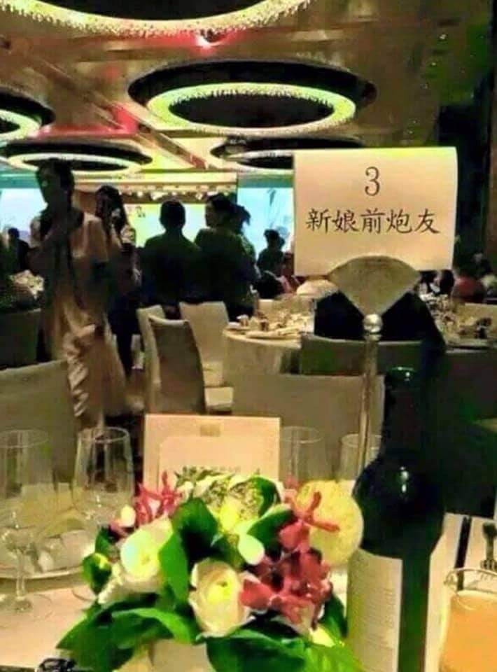 ▲從照片中可以看到,在充滿喜氣的婚宴會場,宴客桌上卻出現了一個立牌,上面大大的寫著「新娘前炮友」。(圖/翻攝自《爆笑公社》)