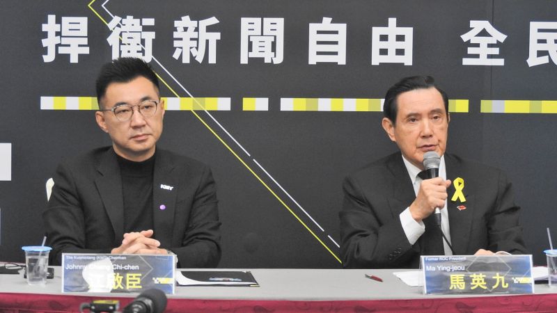 ▲國民黨主席江啟臣、前總統馬英九11日共同召開國際記者會,譴責蔡英文政府下架中天。馬英九強調「今天我懷著沉痛的心情,穿上我平常參加公祭的衣服,哀悼台灣即將消失的新聞自由」。(圖/記者陳弘志攝,2020.12.11)