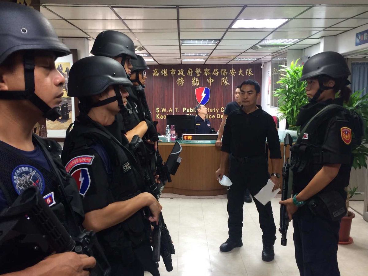 ▲有黑豹特勤之光支稱的高市警局前特勤中隊教官顏進明（右二）昨天突傳病逝，令人令各界震驚不已。（圖/高市警局保大特勤中隊提供）