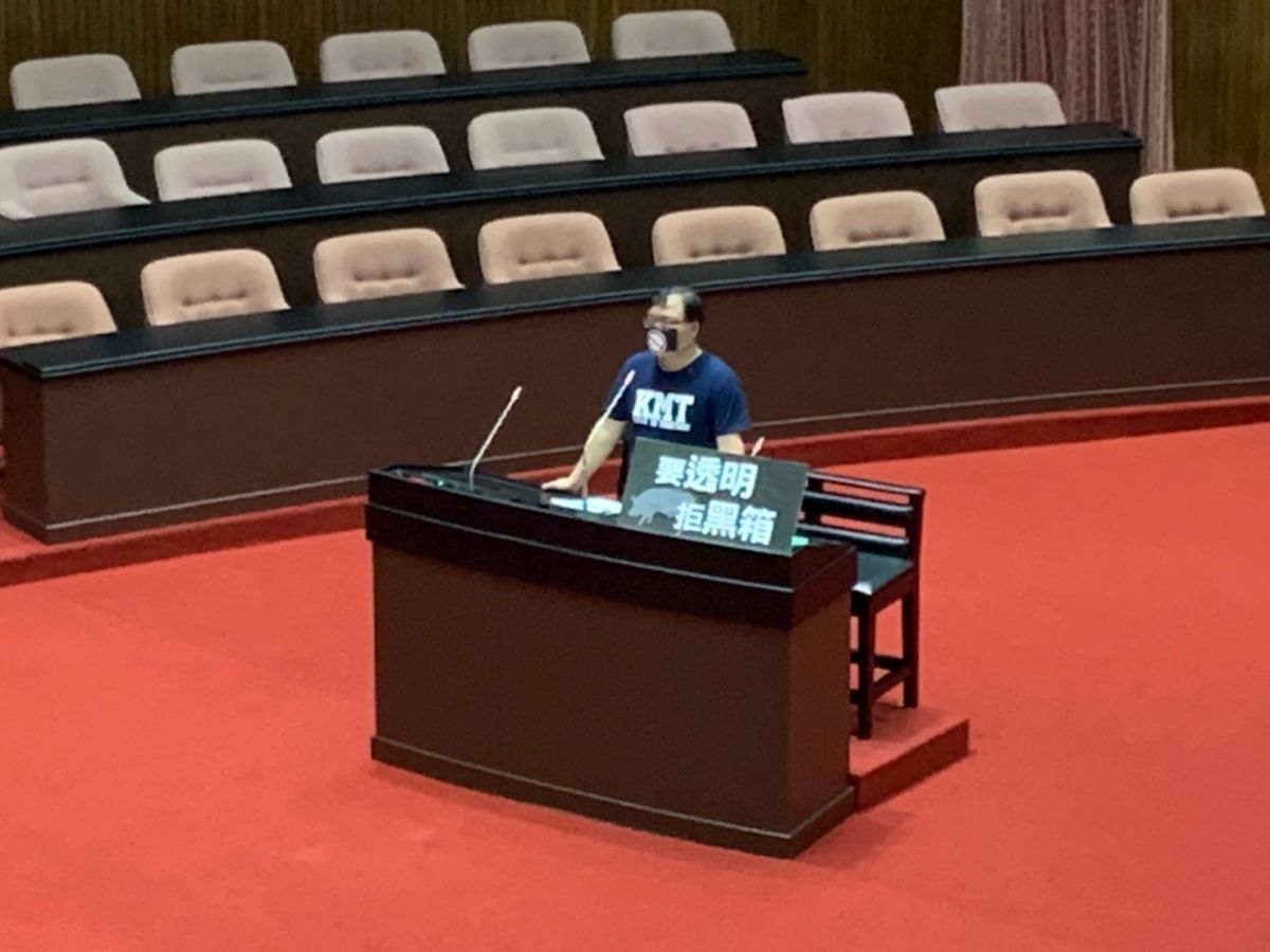 ▲國民黨立委李德維在質詢時戴上黑色口罩，上面還有禁止符號的貼紙，象徵政府關掉中天，新聞自由已死。　（圖／記者吳承翰攝）