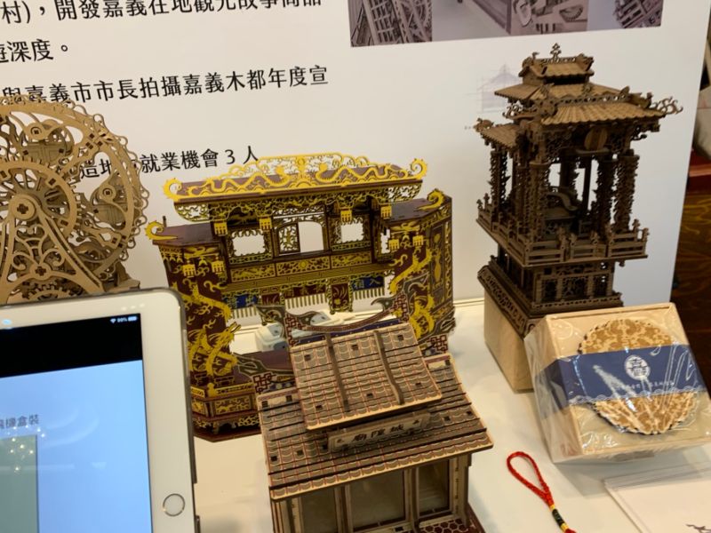 ▲吳鳳科大校友團隊與城隍廟合作打造3D雷射木雕商品。（圖/吳鳳科大提供）

