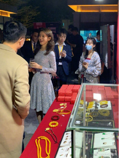 ▲章澤天無P照美麗動人。(圖/綜藝劇有戲微博)