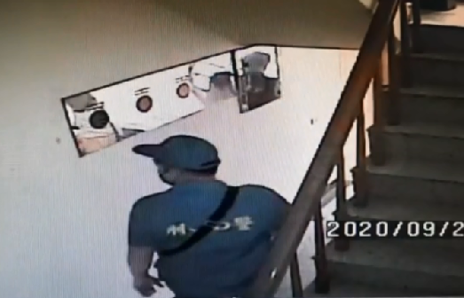 ▲穿著刑警背心的假刑警到廖宅「搜索」取走40萬元。(圖/記者鄧力軍翻攝)