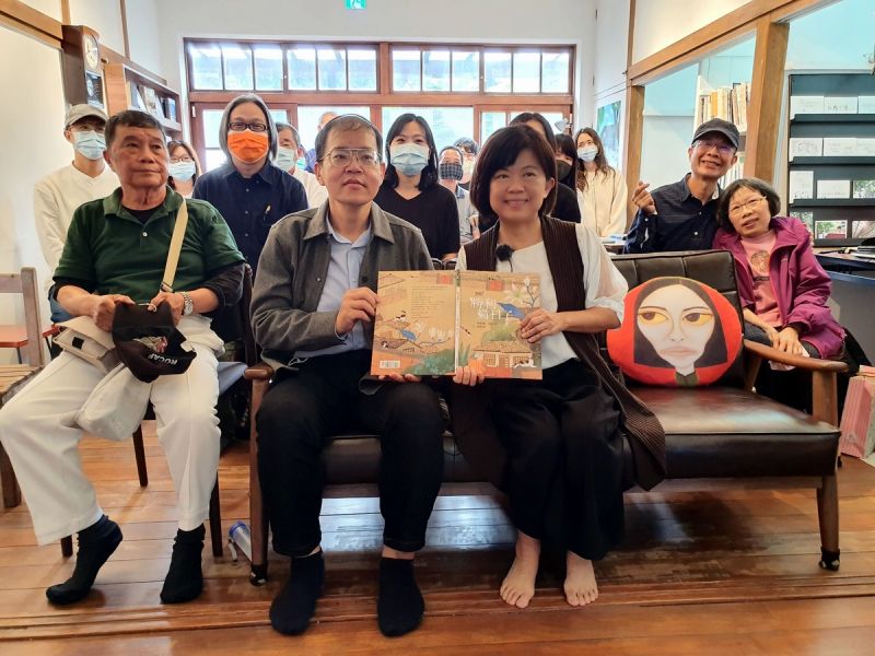 ▲《勝利貓日子》創作靈感來自一隻總是在永勝巷附近徘徊的三花貓,作者翁禎霞與已故作家郭漢辰,進駐勝利星村經營獨立書屋,對此地更加深情的凝視,並關心這地方所發生的大小事。(圖/屏東縣政府提供,