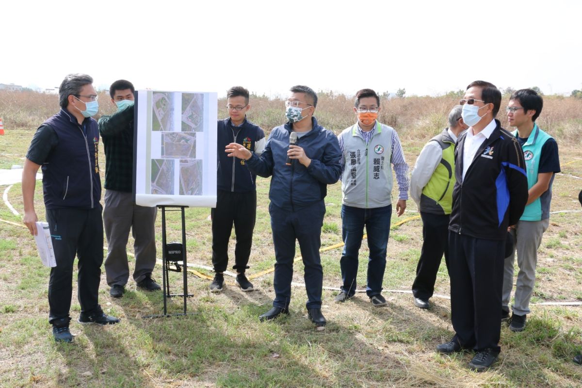 ▲立法院副院長蔡其昌邀相關單位，會勘「台中市足球運動休閒園區」興建計畫，爭取總經費12億7000萬元，將落腳南屯區龍富九路與益豐路三段路口。(圖／蔡其昌服務處提供2020.12.11)