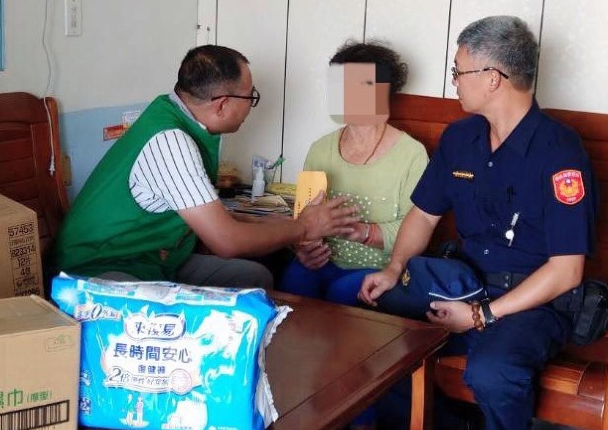 ▲張榮發基金會到府訪視葉女士，並將2萬5仟元慰問金及生活必需品交給她。（圖／記者蘇榮泉攝，2020.12.11）